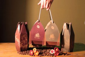 EQUIPO COMPLETO CON FLORES.JPG